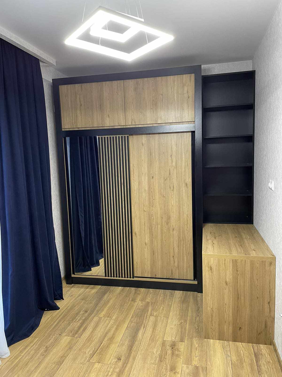 გარდერობი სარკითა და სამუშაო ზონით